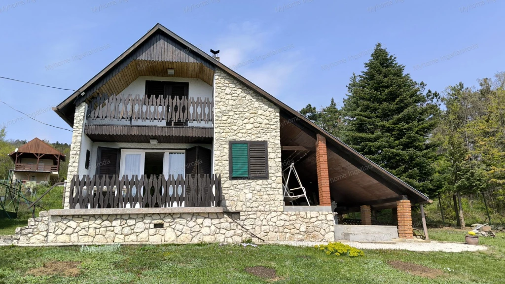 Balatongyörökön Balatonra panoránás nyaraló eladó!