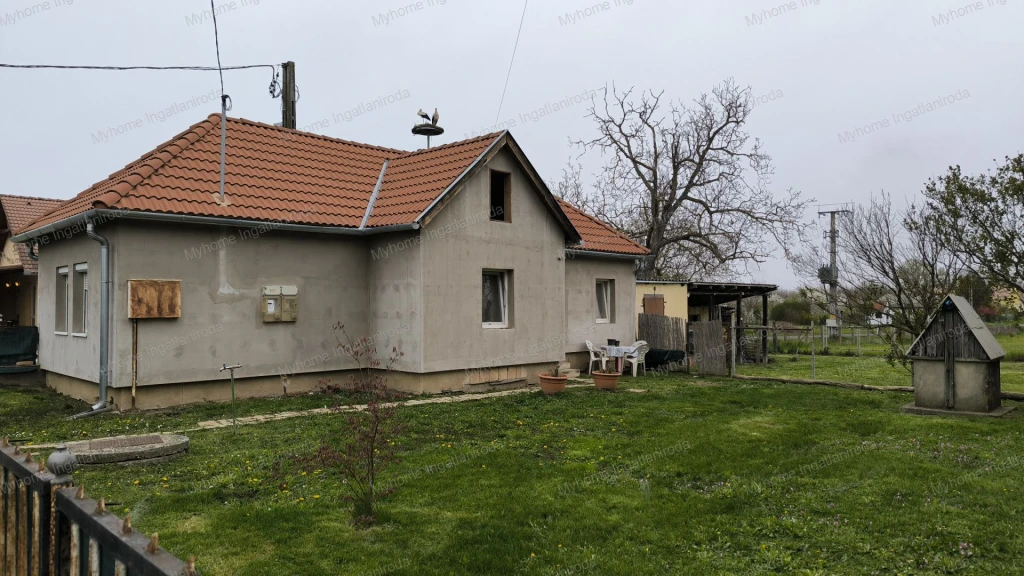 Balaton második vonal , 60nm felújított családi ház eladó