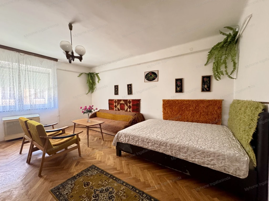 Nagykanizsa belvárosában 43 m²-es, első emeleti lakás zárt udvari parkolással eladó