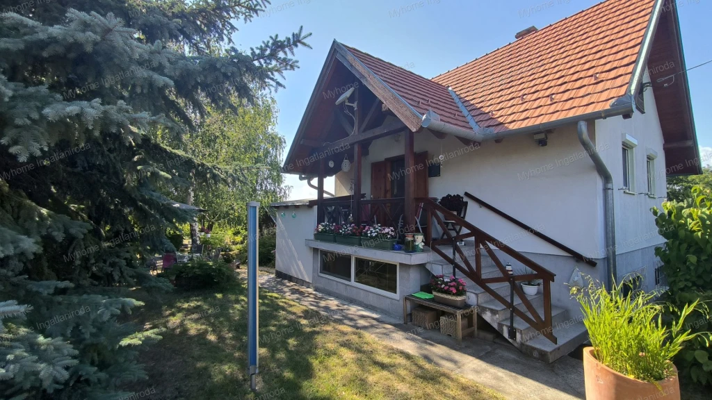 Balatonberény szőlőhegyén takaros nyaraló eladó
