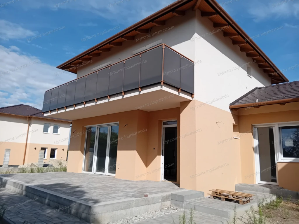 Keszthely kertvárosi zöldövezetében mini lakóparkban 2 db  145 nm-es ikerház eladó