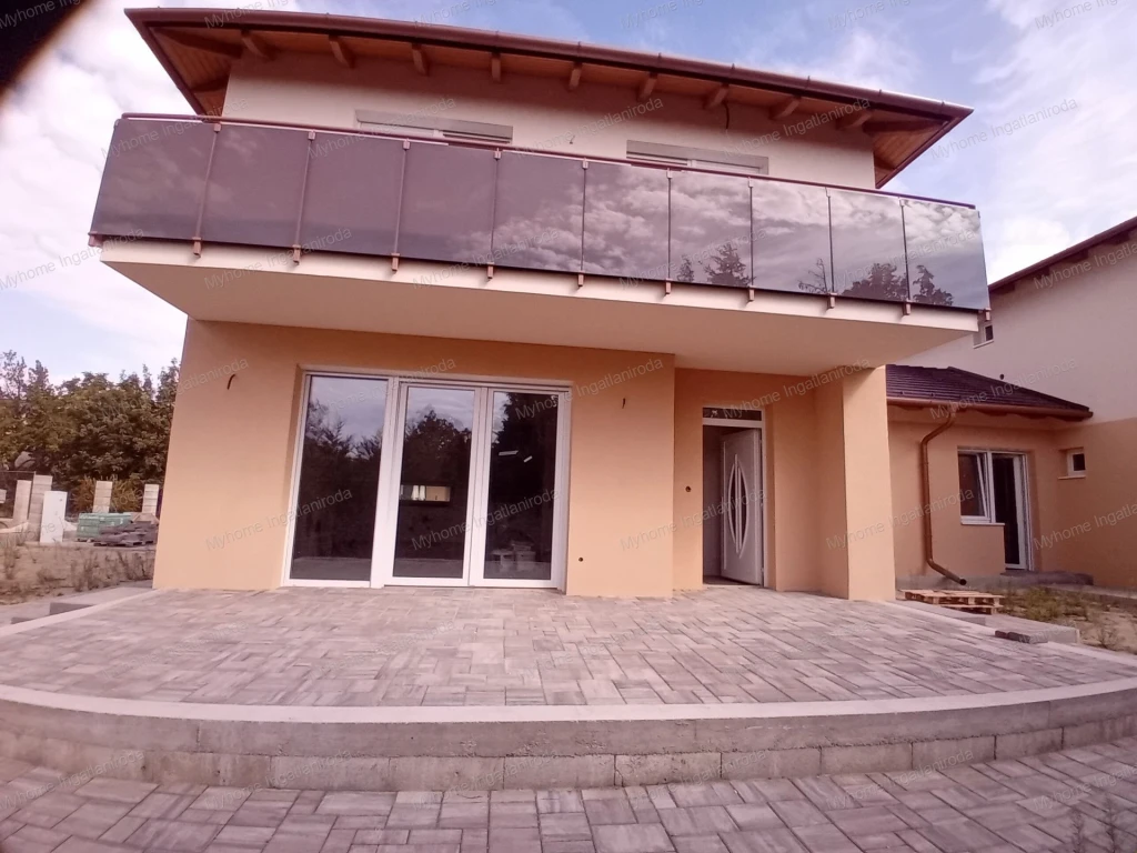 Keszthely kertvárosi zöldövezetében mini lakóparkban 2 db  145 nm-es ikerház eladó