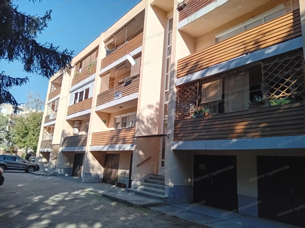 Keszthelyi oázis saját kertrésszel! 2 szoba + hálófülkés, alakítható téglalakás eladó