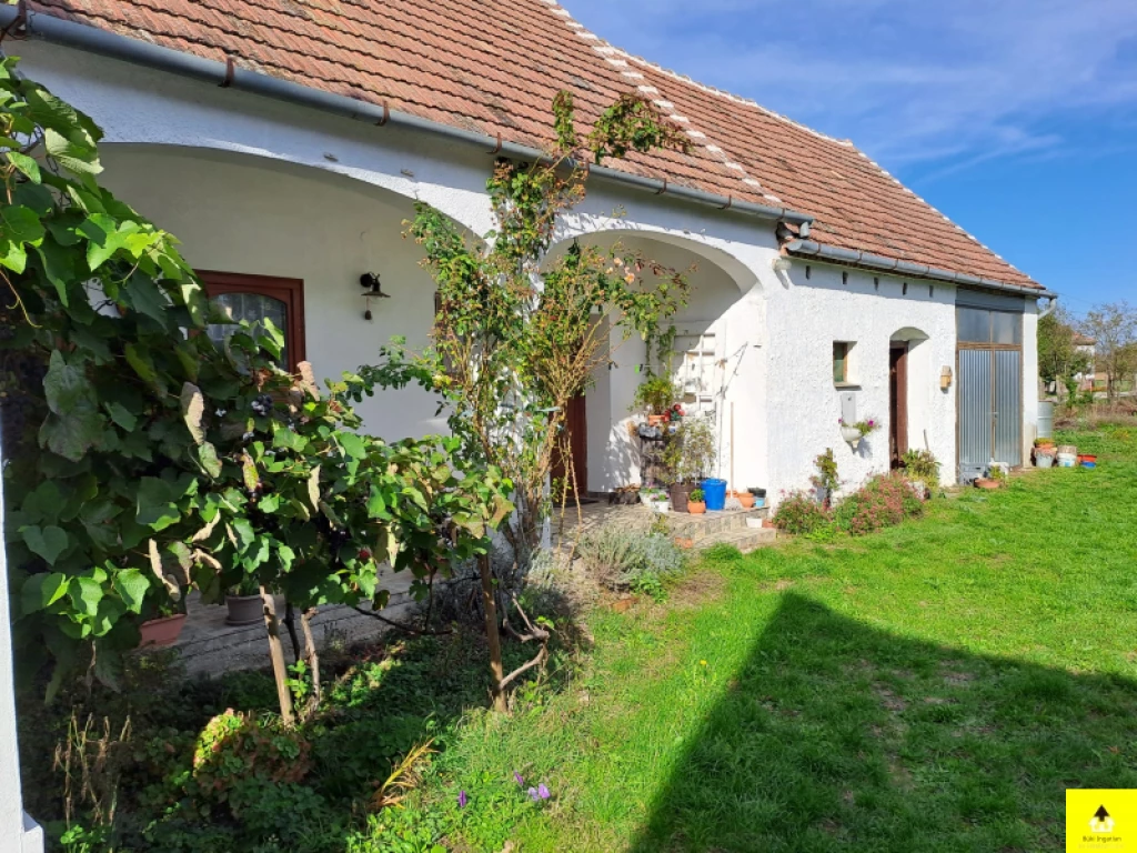 Eladó családi ház, Und