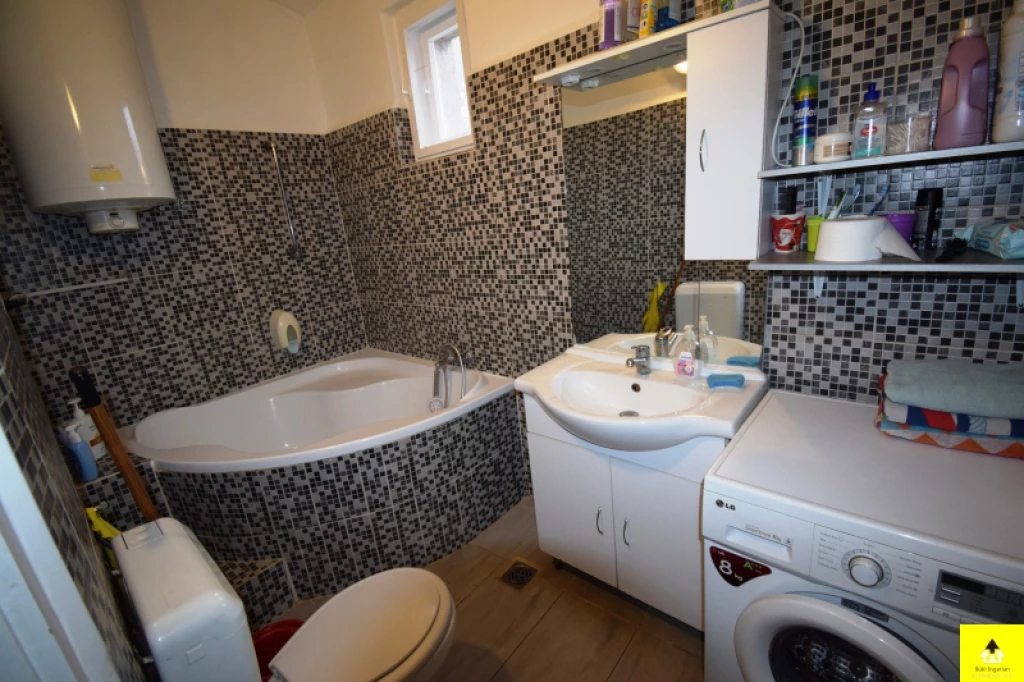 Eladó családi ház, Zsira