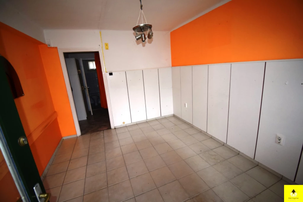 For sale store, Bük