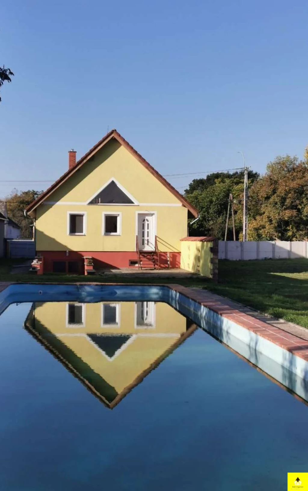 Eladó családi ház, Szakony, Az osztrák határtól 6 km-re Szakonyban családi birtok – medencével, tóval, hatalmas telekkel – kivál