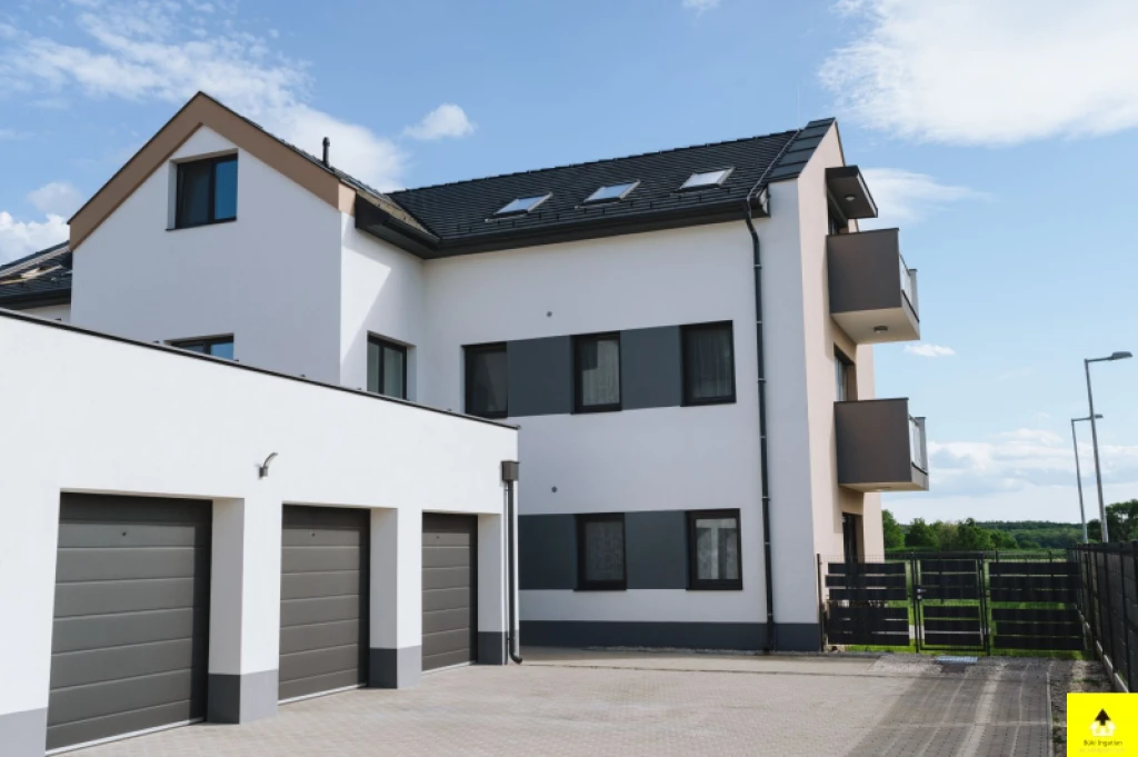 Eladó téglalakás, Bük, Bükön napfényes, luxus tetőtéri lakás 3 erkéllyel – prémium minőség, azonnal költözhető