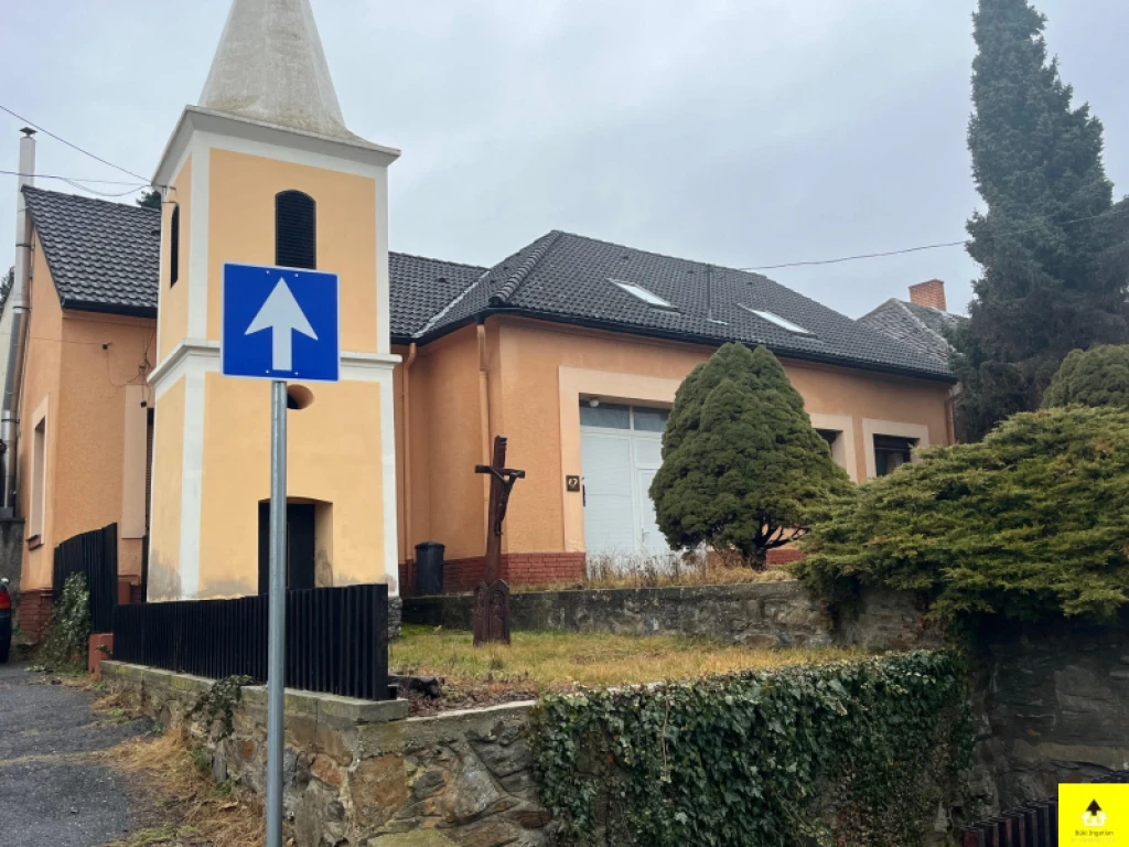 c3-1-name c2-1-name, Cák, Eladó családi ház Cákon – Tágas, kétlakásos ingatlan műteremmel és egyedi jellemzőkkel