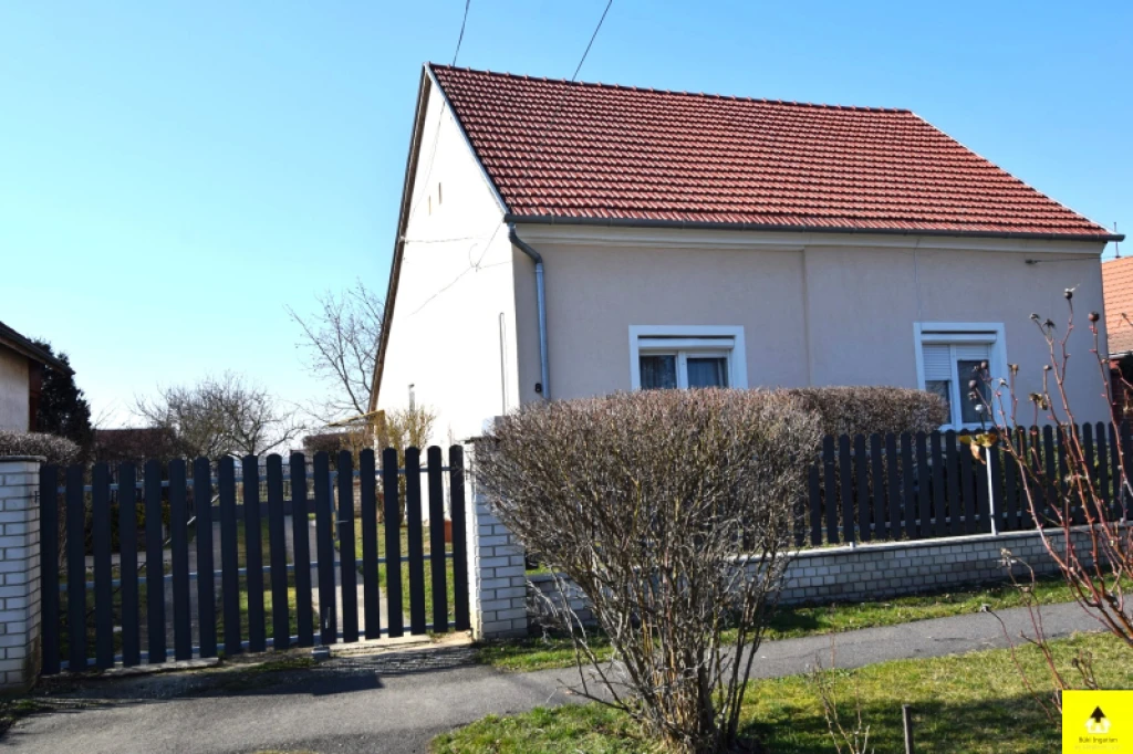 Eladó családi ház, Lócs, Csendes falusi otthon eladó Bükfürdő közelében – Lócson