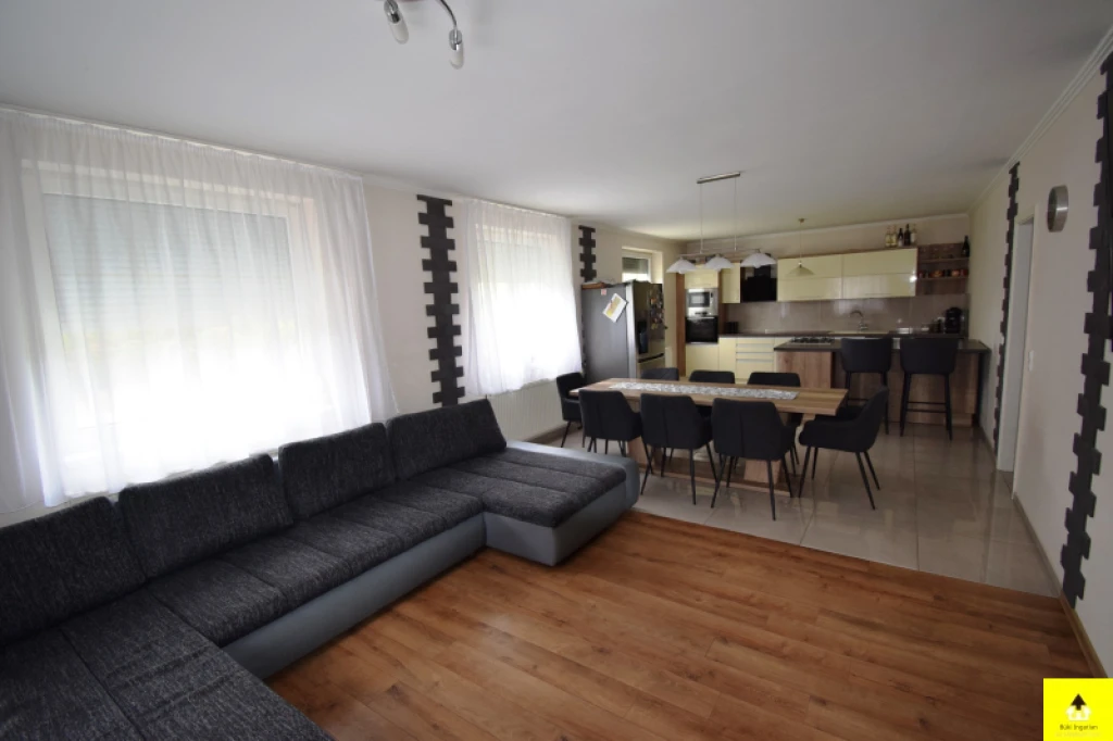 Eladó családi ház, Peresznye, Kivételes családi ház az osztrák határ közelében – 240 m² élettér, nyugodt környezet Peresznyén