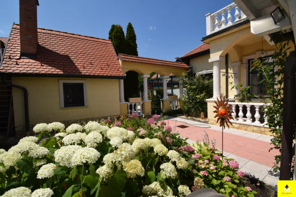 Eladó családi ház, Sopron, Balf, Különleges kúria jellegű villa eladó Balfon, saját medencével és borospincével