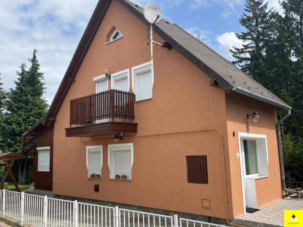 Eladó üdülő, nyaraló, Bük, Bükfürdőn, a fürdőtől 300 méterre két apartmanos nyaraló eladó!