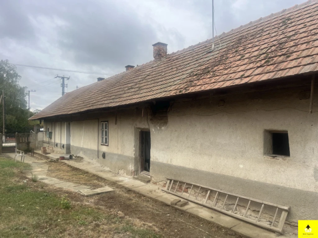 Eladó családi ház, Vasegerszeg, Vasegerszegen 2000 m²-es telekkel, klasszikus parasztház 9,9 M Ft-ért eladó!