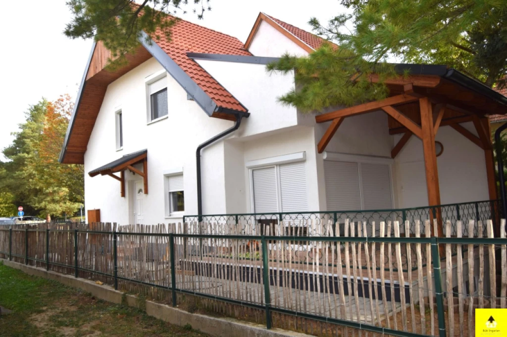 Eladó üdülő, nyaraló, Bük, Bükfürdőn, a gyógyfürdő közelében újszerű állapotú, bútorozott nyaraló eladó!