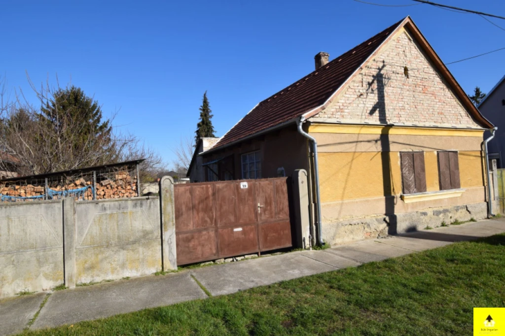 Eladó családi ház, Csepreg, Eladó parasztház Csepregen 23,5 millió Ft-ért – új tetővel, gondozott kerttel!
