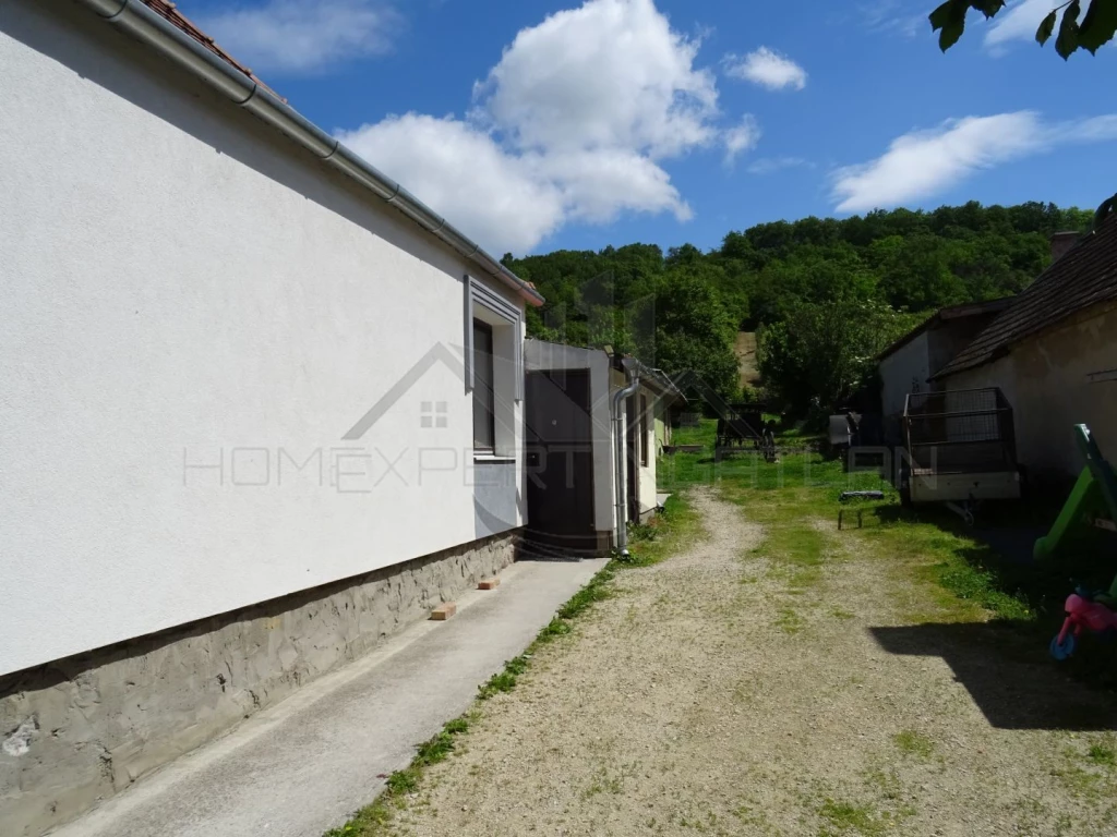 Részben felújított ház Kajárpécen