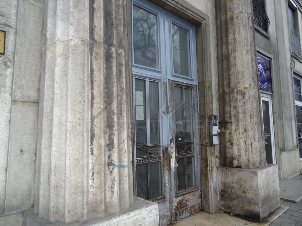 Felújítandó lakás Győr-Belvárosban saját parkolóhellyel