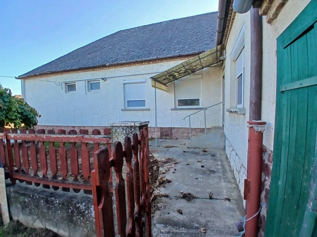 Eladó családi ház Tápszentmiklóson