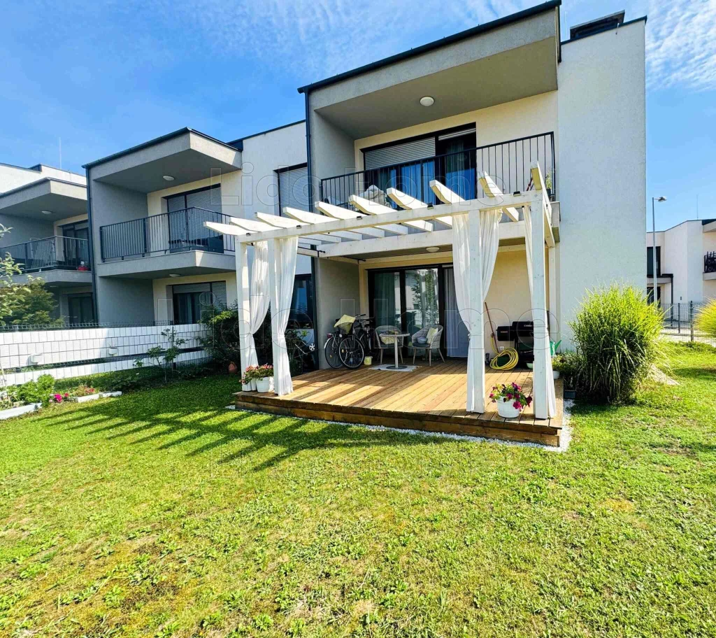 Eladó egy kertkapcsolatos lakás Győr Szitásdomb-lakóparkban.