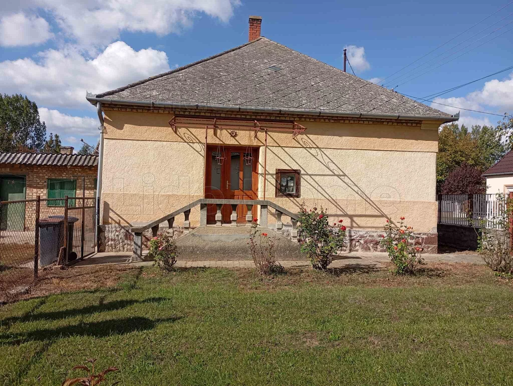 Eladó családi ház Láziban!