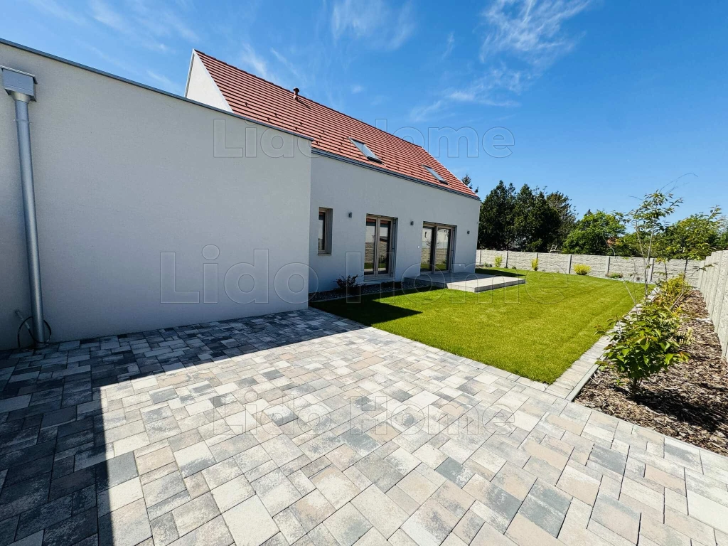 Eladó egy új építésű, kulcsrakész, panorámás kilátással rendelkező ikerház Pannonhalmán