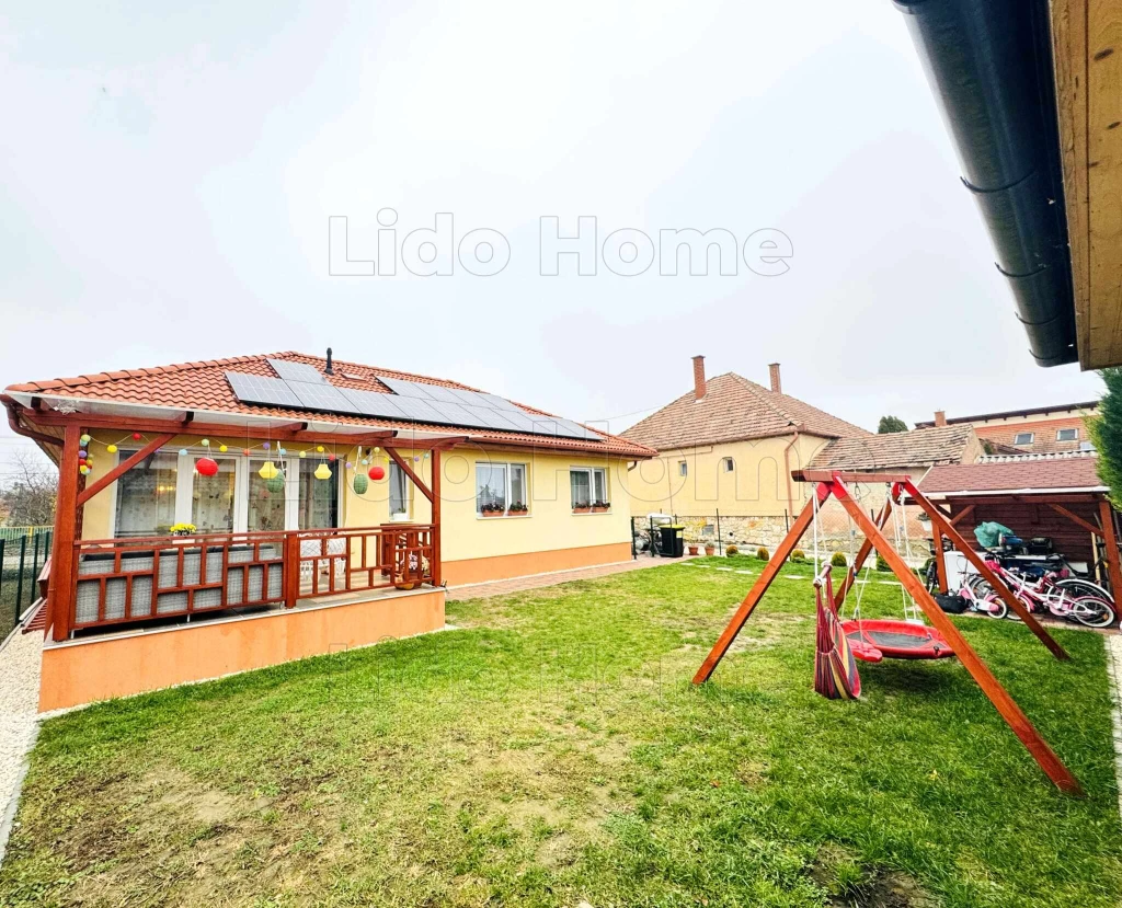 Eladó családi ház Töltéstaván!