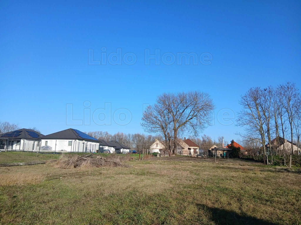 Kivételes befektetési lehetőség Kisbajcson– építési telek eladó!