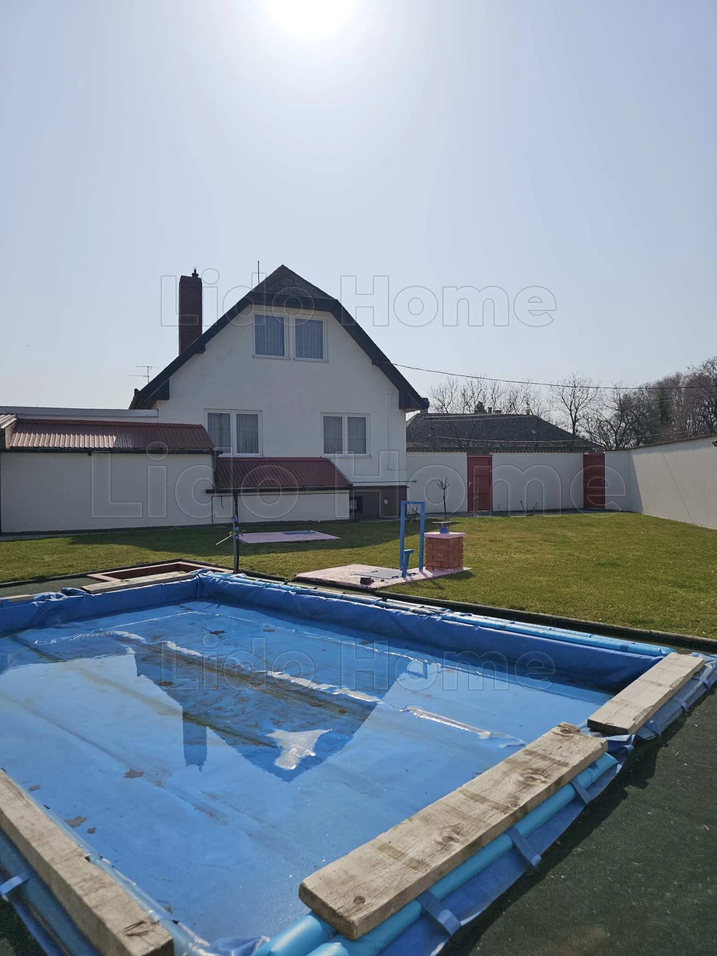 Eladó, ritka lehetőség a Szigetközben – medencés, szaunás családi otthon nagy telekkel!