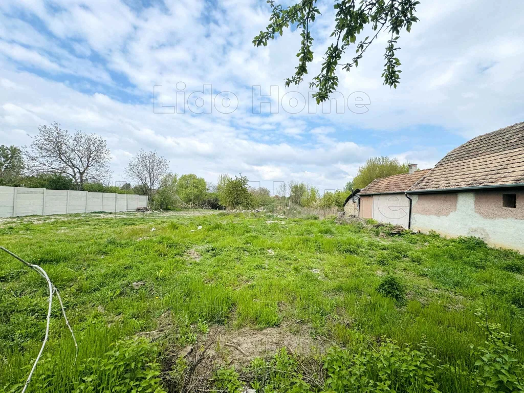 Eladó építési telek Péren!