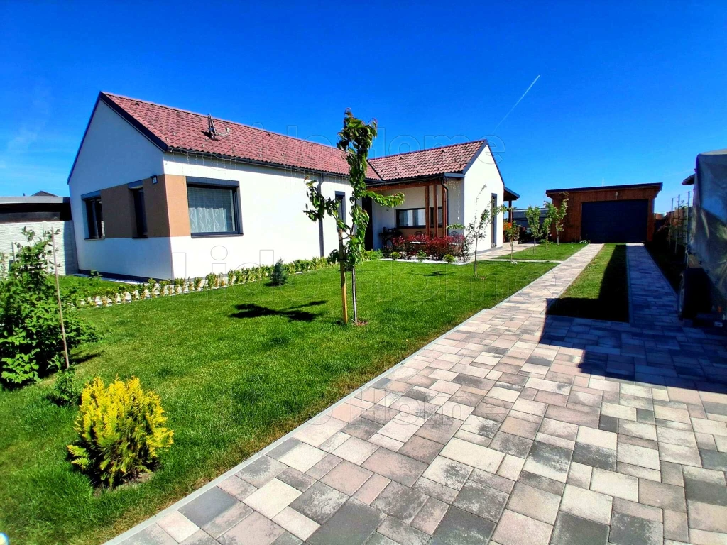 Modern családi ház eladó Levélen