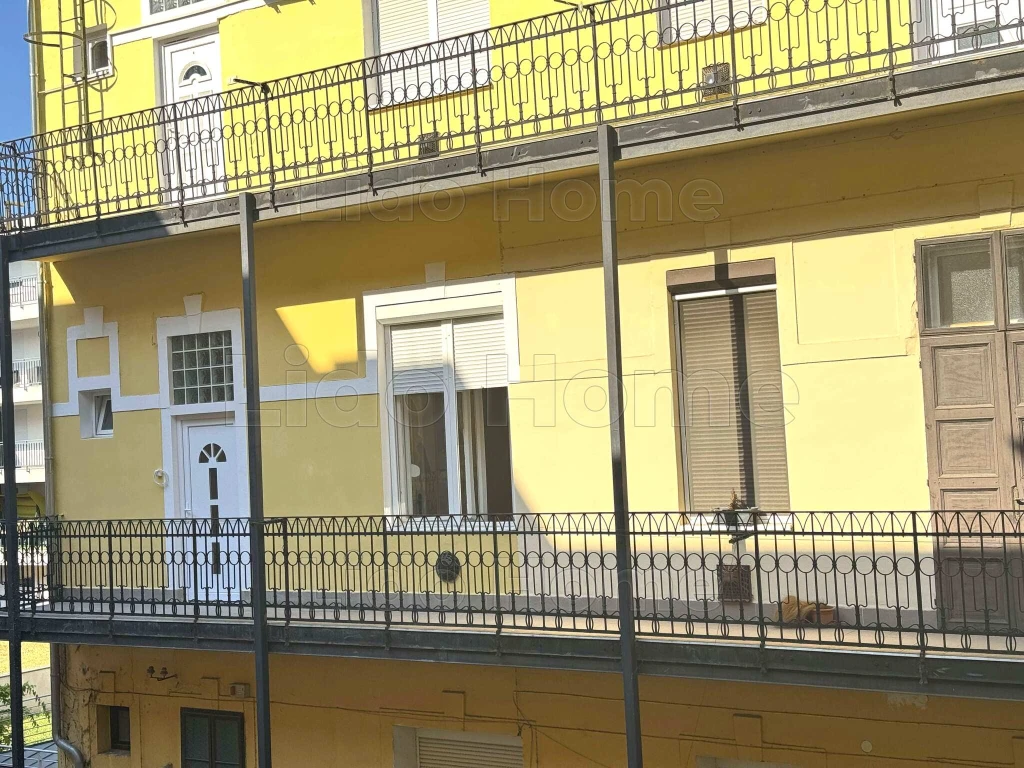 Eladó teljes körűen felújított garzonlakás Győr belvárosában, az Árkád közelében!