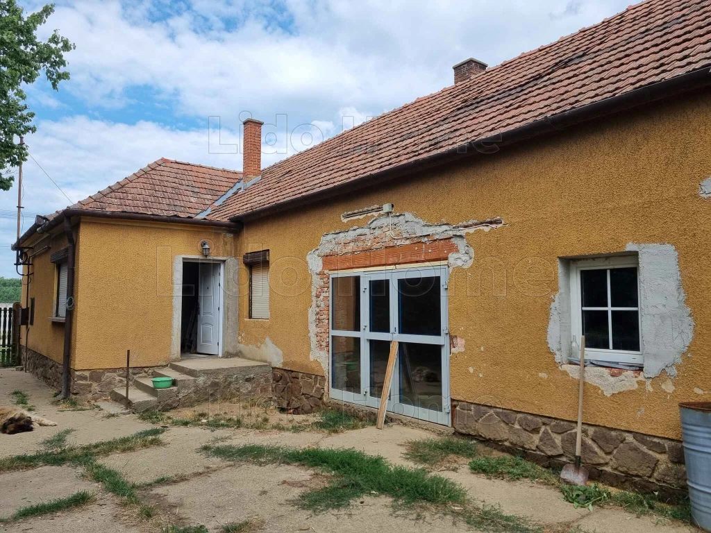 Eladó tágas családi ház, megkezdett felújítással, nagy telekkel Újkéren.