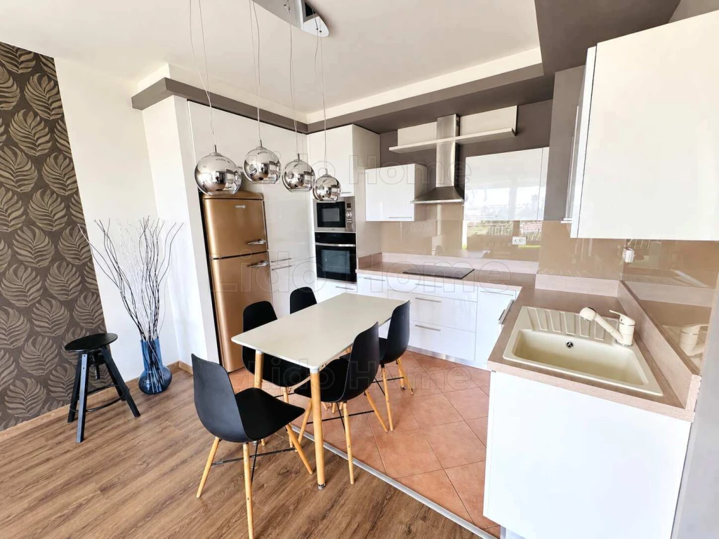 ELADÓ 67 M²-ES, NAPPALI + 2 HÁLÓSZOBÁS LAKÁS 14 M²-ES FEDETT TERASSZAL GYŐR-VÁROSRÉTEN!