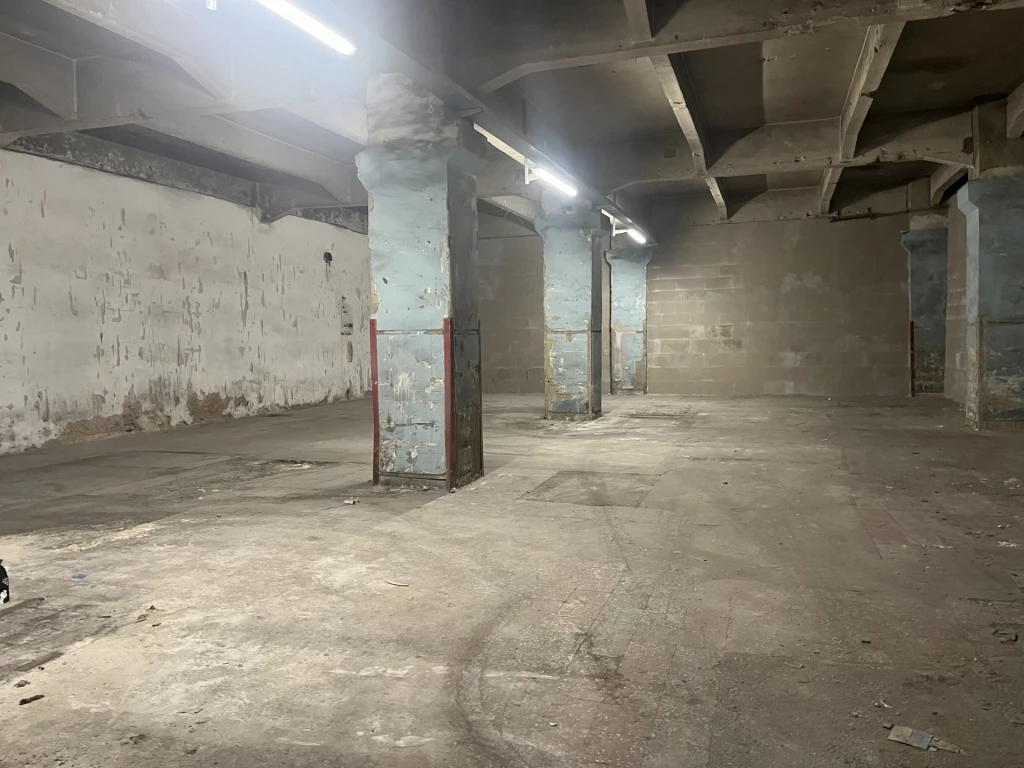 Kiadó Ipari, Győr 180.000 Ft