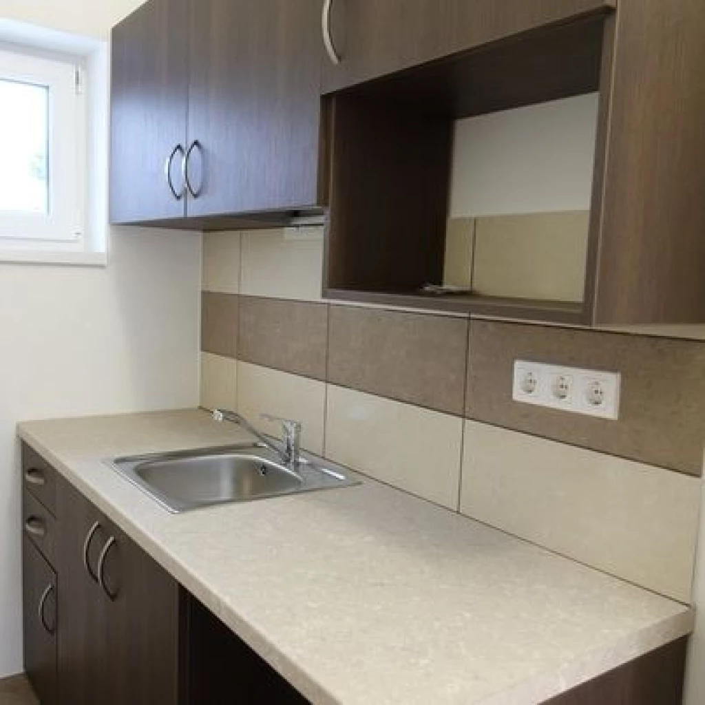 Kiadó Üzlethelyiség, Győr Szent Imre út 310.000 Ft