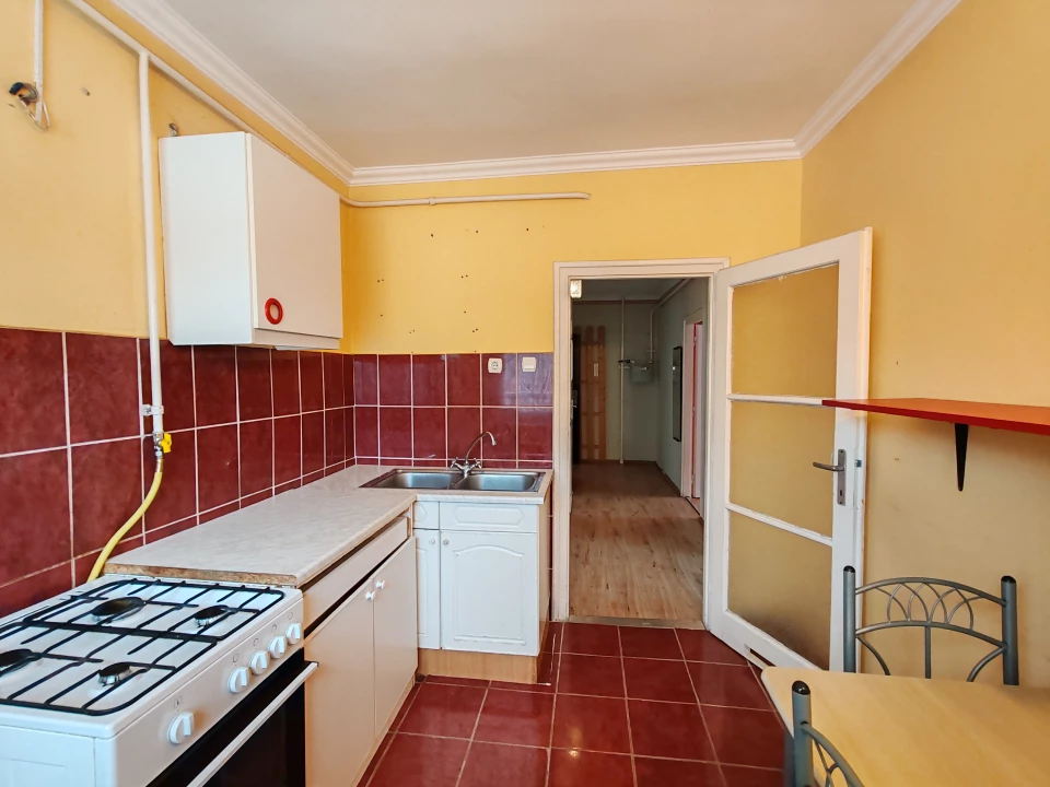 Eladó téglalakás, Szolnok