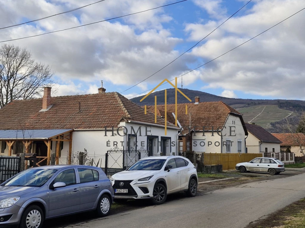 Tokajban a hegy lábánál 2 szobás családi ház eladó!