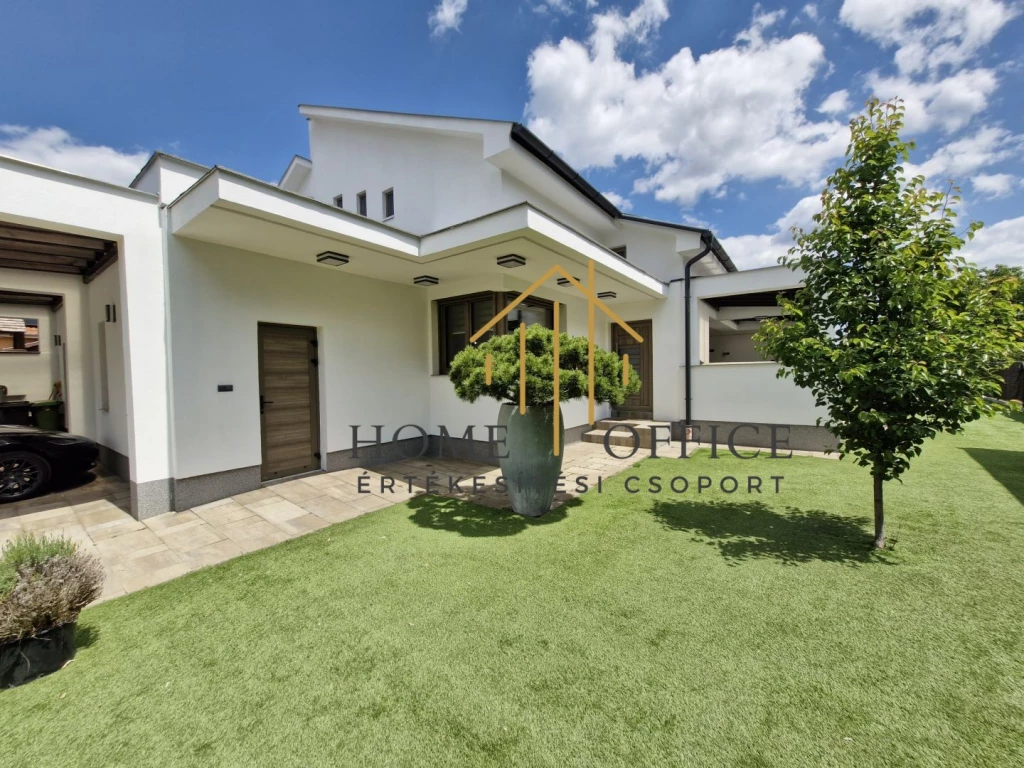 Hajdúszoboszlón luxus, rezsimentes családi ház eladó!