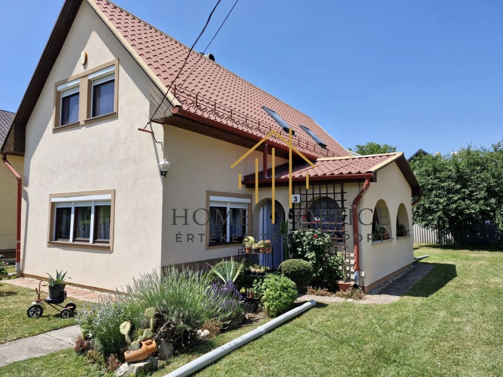 Szántódon, 500 m-re a strandtól, 2 generációs családi ház eladó!