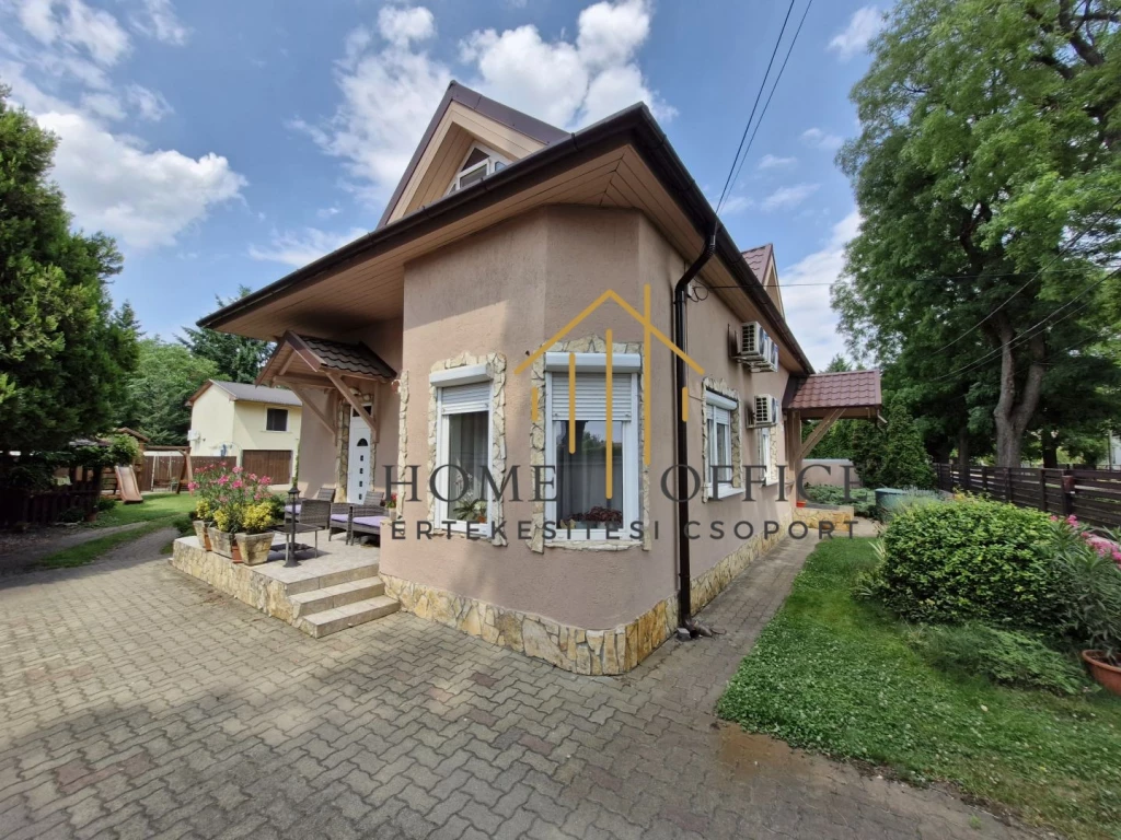 Debrecenben, a Csapókertben 280 nm-es, többgenerációs családi ház eladó!