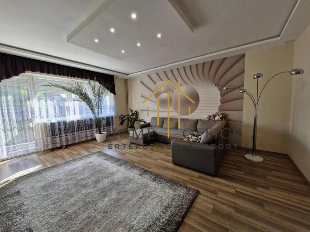 Debrecenben egy 140 nm-es, 3+2 szobás sorházi ingatlan eladó!