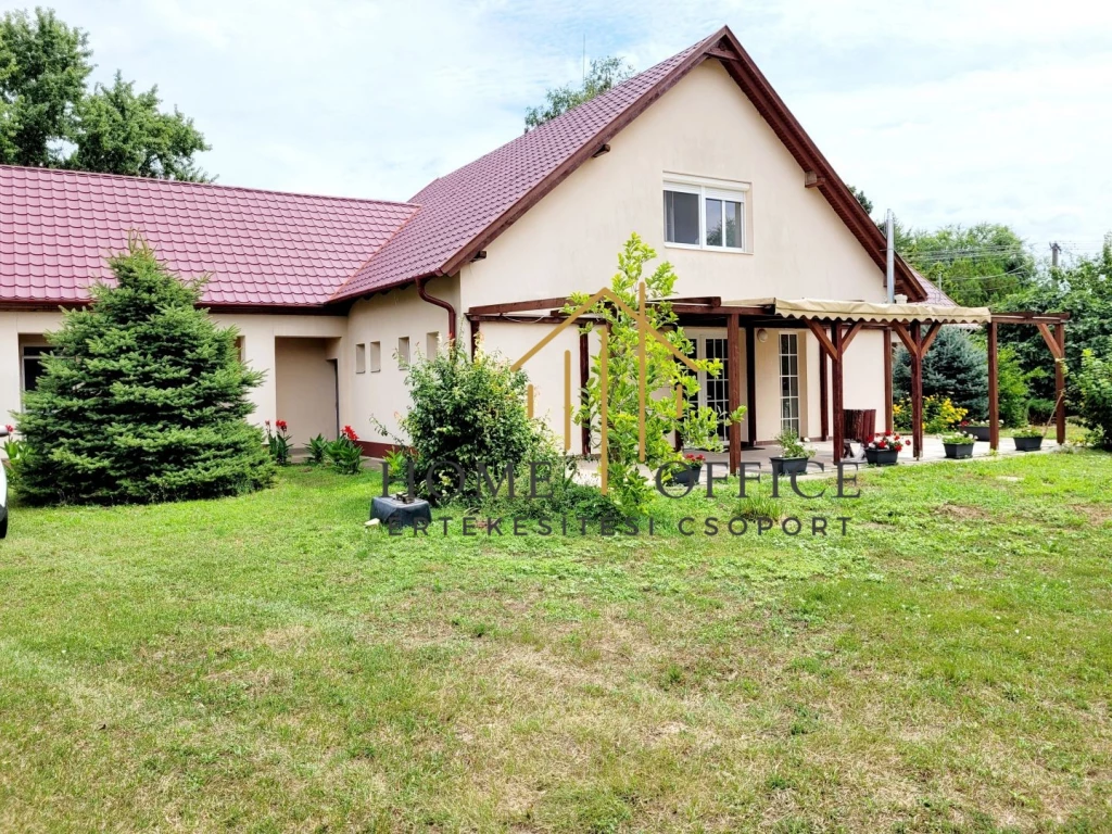 Hajdúbagoson családi ház eladó, akár vállalkozásnak is!