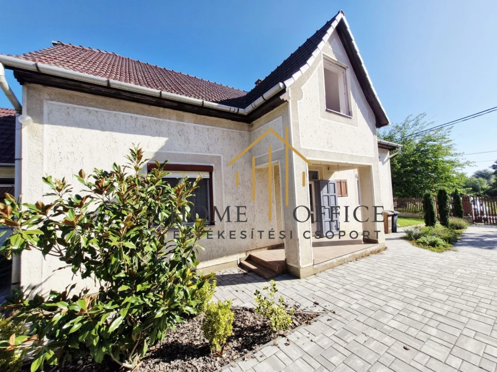 Tiszafüreden 5 szobás családi ház eladó!