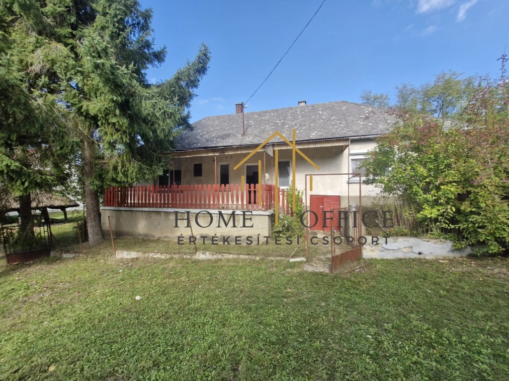 Balatonhenyén egy 1200 nm-es telken eladó, egy 95 nm-es, felújítandó családi ház!