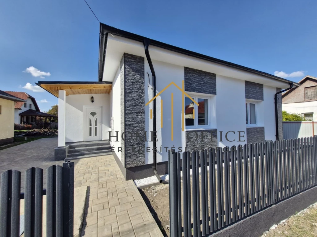 Nádudvar központjában 651 nm-es telken, 84 nm-es, nappali+2 külön szobás, teljeskörűen felújított családi ház eladó!