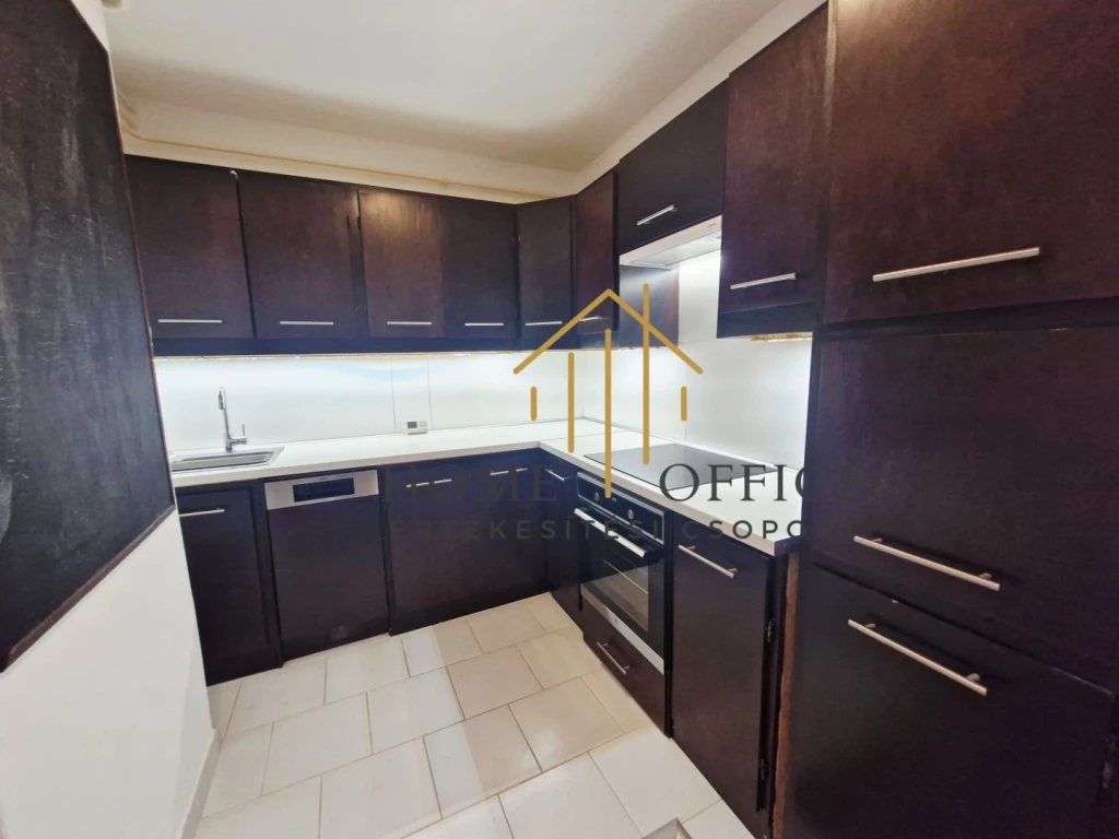 Debrecen Kossuth utcán lakás eladó!