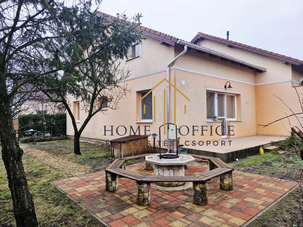 Debrecen Veres Péter kertben sorház eladó!