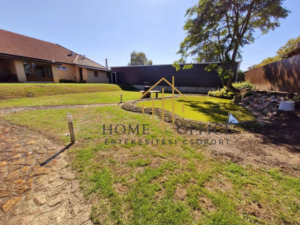 Nyírtelken családi ház vendéglátóegységgel eladó!