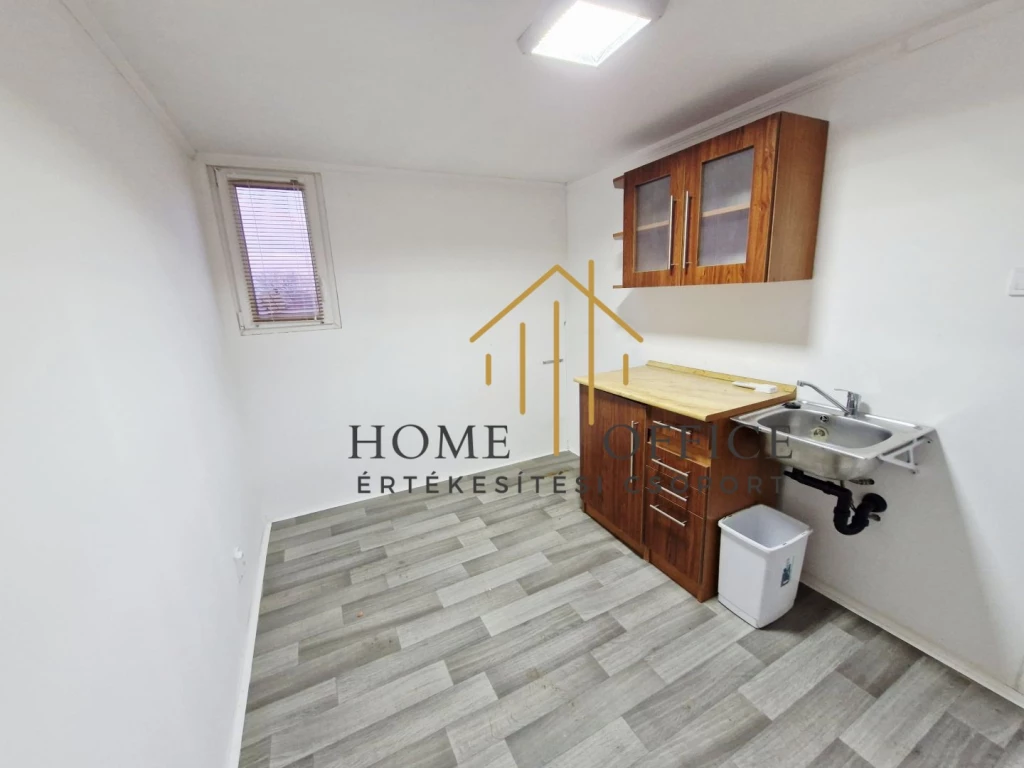 Debrecenben, a Létai út végen egy 20 nm-es minigarzon jellegű ház kiadó!